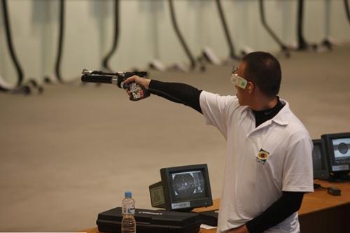 Jovem Felipe Wu venceu a prova da pistola de ar 10m masculino / Foto: Divulgação / CBTE